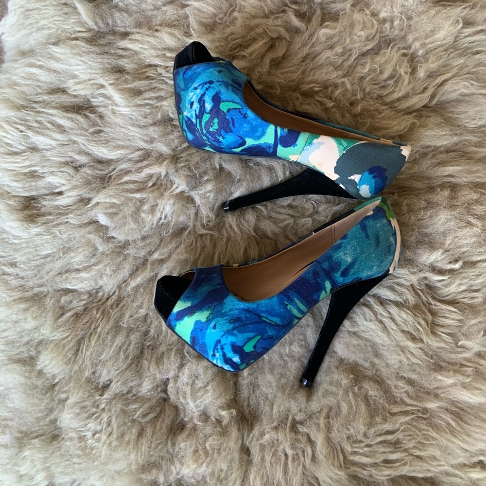 Size 6β¨β¨ - Picture 3 of 5